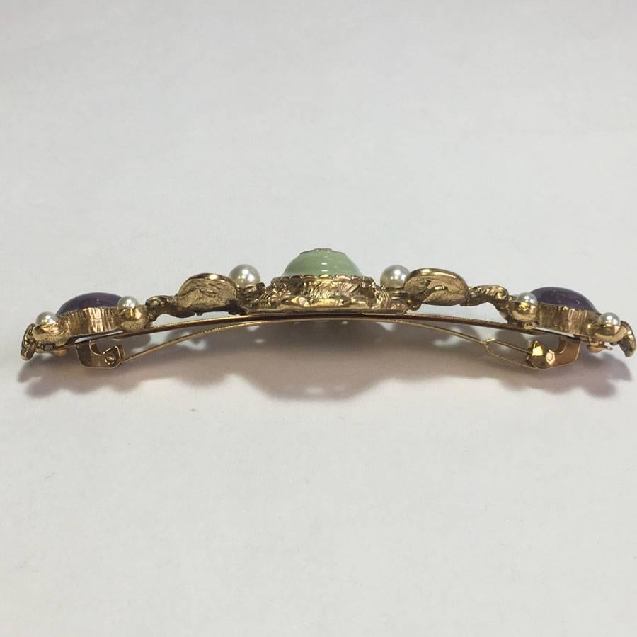 Sumptuous CHANEL hair clip in gilded metal, set with rhinestones and pearls, purple and pastel green molten glass. A double C in gilded metal is on the  green molten glass. 

Dimensions:  length of the tie at the back: 10,5 cm 

Will be delivered in