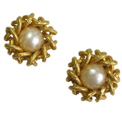 Vintage CHANEL Clip-on Earrings in Hammered Gilded Metal and Pearly Bead