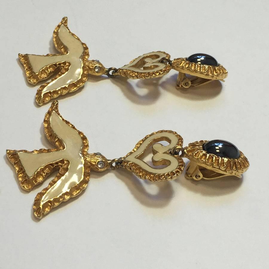 Beautiful pair of CHRISTIAN LACROIX pendant clip-on earrings from summer 94. Made of gilded metal, rhinestone and beige resin. 

Vintage Jewelry in a very good condition

Dimensions: Width at the bottom: 5,2 cm

Delivered in a box CHRISTIAN LACROIX