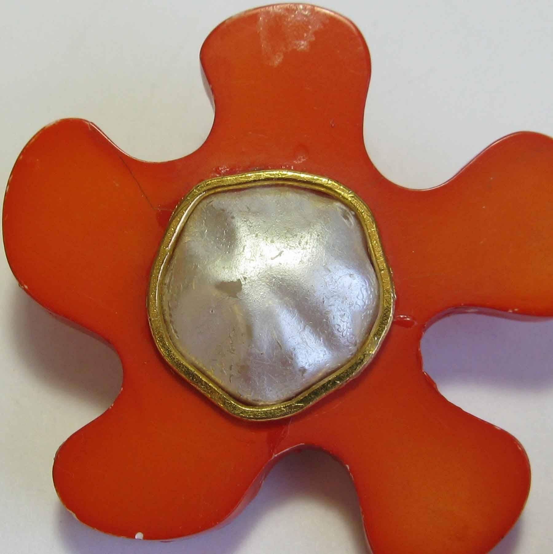 Vintage CHANEL Orange and Pearly Color Clip-on Earrings In Good Condition In Paris, FR