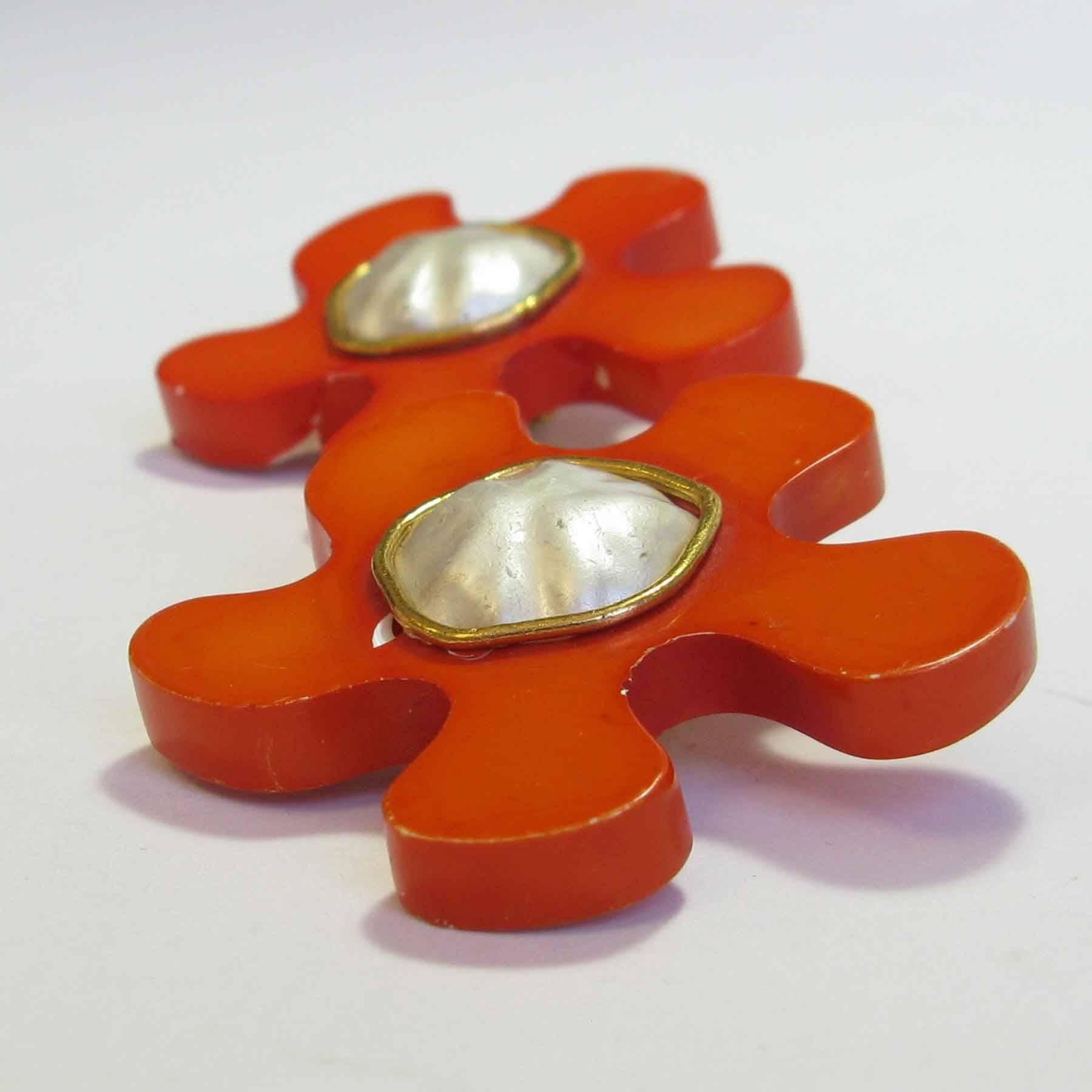 Vintage and colorful! Chanel orange and pearly color clip-on earrings.

Vintage clips.

Delivered in a Valois Vintage Paris Dustbag