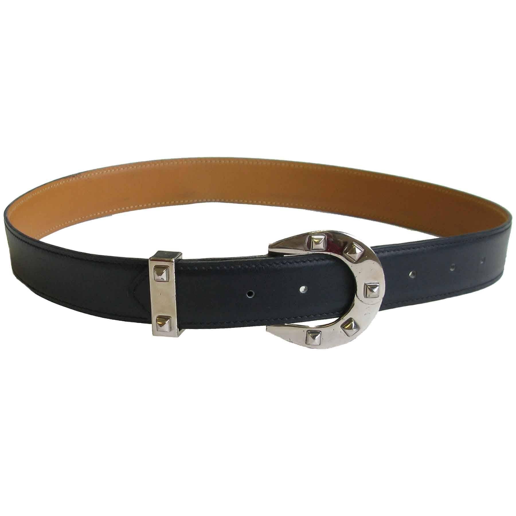 Hermes leather belt in navy blue leather and a horseshoe buckle studded in palladium silver.
Size 72, letter C in a square (year 1999). Made in France.

Dimensions: width: 2,8 cm, total length (leather + buckle): 88 cm, shortest: 69,5 cm, in the