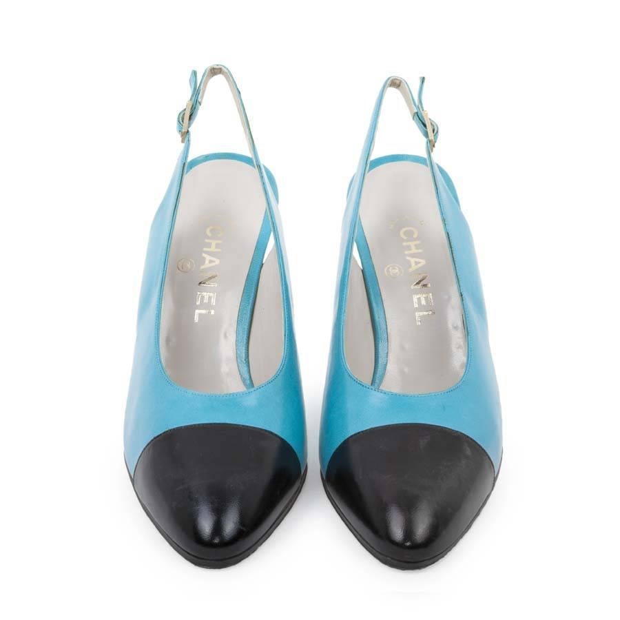 Collector! Chanel black and turquoise blue bicoloured pumps. Size 40. 

Gilded metal buckles.

Inner sole length: 26 cm

Will be delivered in a Chanel box