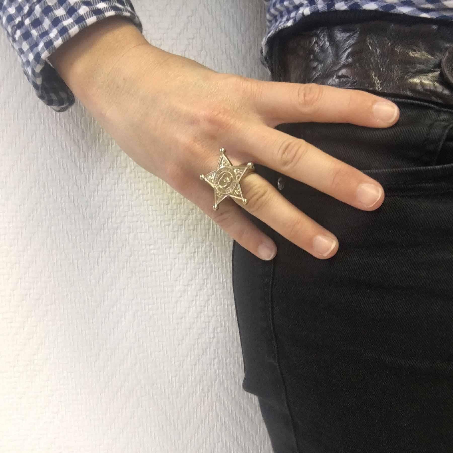 Chanel ring gilded metal sheriff star from the 'Paris-Dallas' collection.

collection 2013/2014.

Size 50. 

Dimensions: 1.6 cm inside diameter

Delivered in a dustbag Valois Vintage Paris