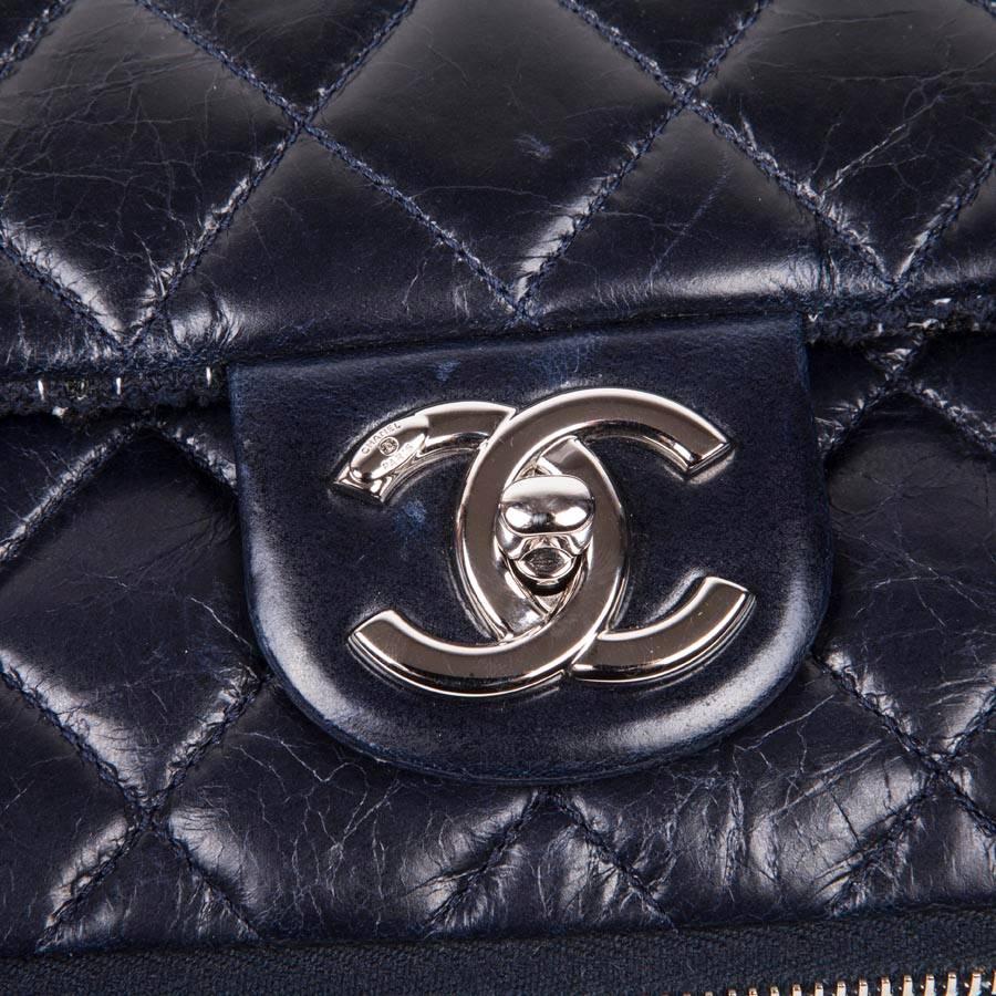 CHANEL Flap Bag in Bi-Material Navy Blue Tweed and Quilted Leather 2