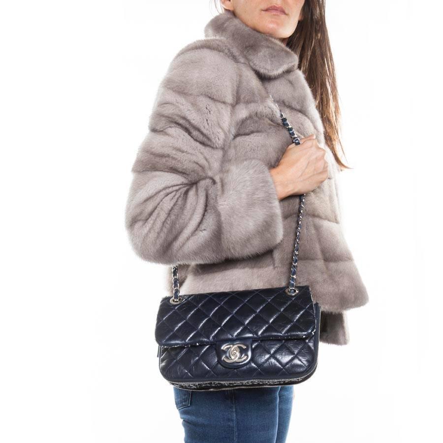 CHANEL Flap Bag in Bi-Material Navy Blue Tweed and Quilted Leather 5