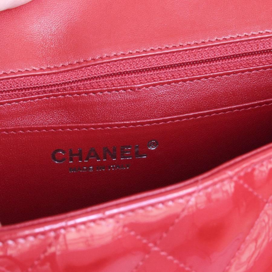CHANEL 'Jumbo' Flap Bag in Red Patent Leather In Excellent Condition In Paris, FR