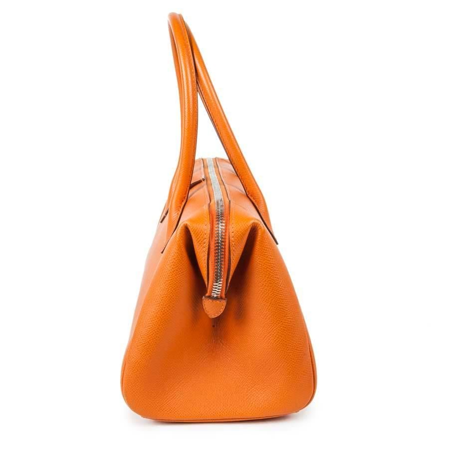 Hermes 'Bombay' bag in orange epsom leather. Silver plated metal hardware. Zip closure. 
The interior is in beige lamb leather with 3 patch pockets. 

Stamp K in a square (2007)

Will be delivered in a Hermes dustbag