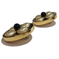 Vintage CHANEL Clip-on Earrings in Gilded metal with Pearly and Black Pearls