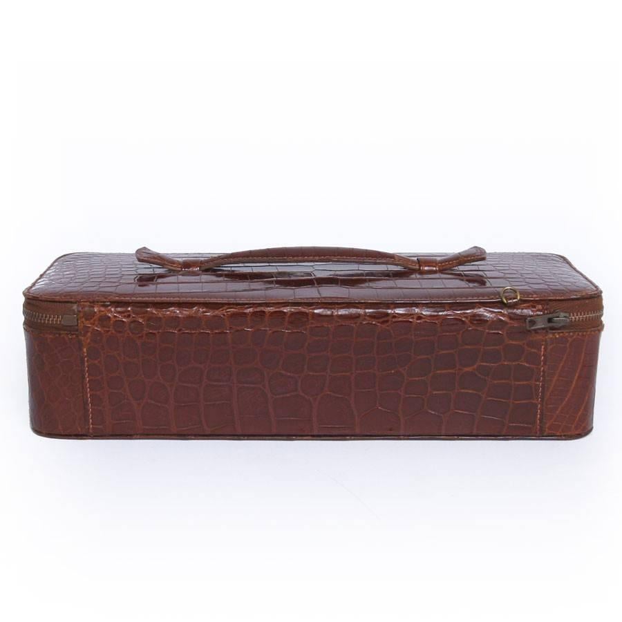 Vintage Hermes jewelry box in brown crocodile. 

Zip closure. 

The interior is in brown velvet with several compartments to store your precious jewels.
