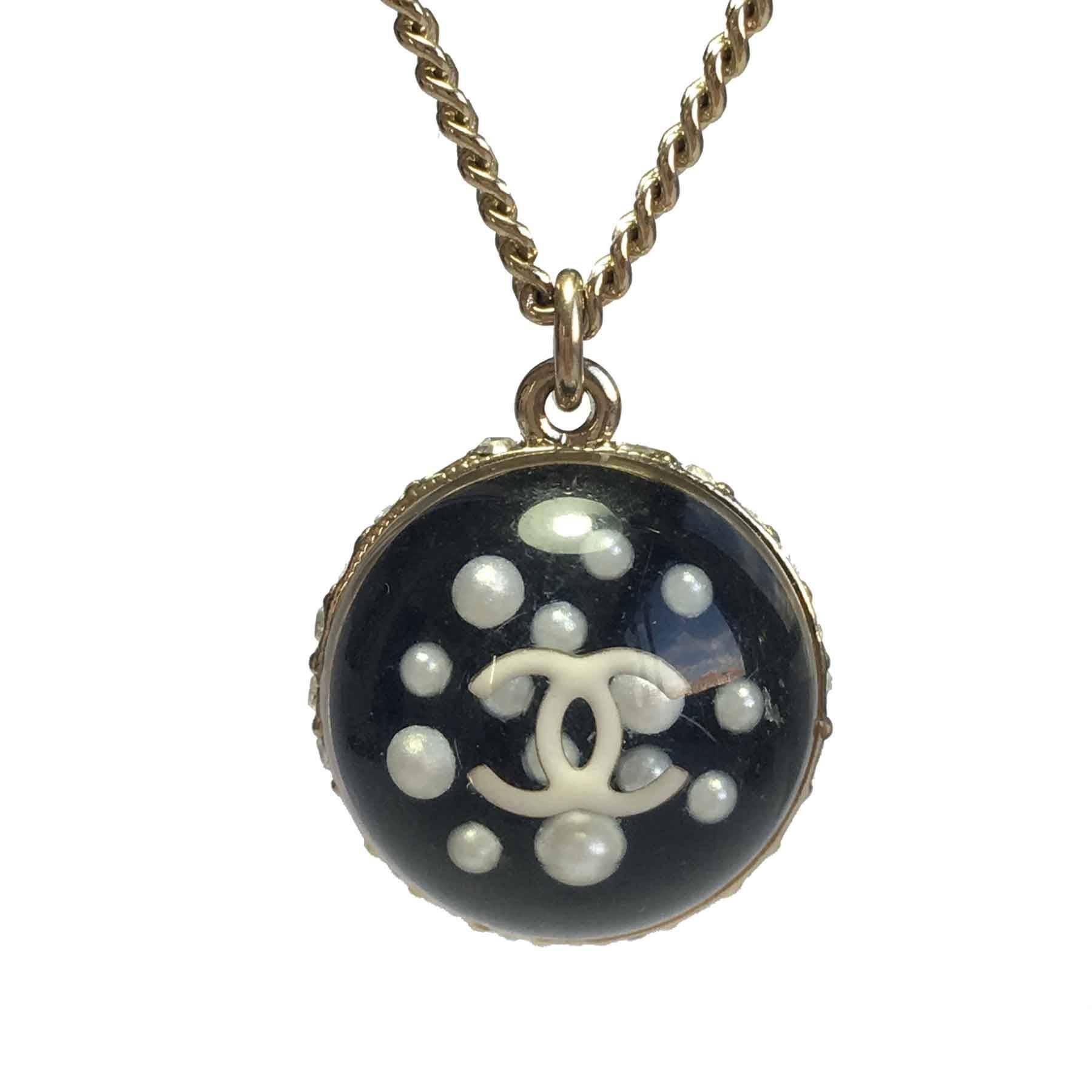 Women's CHANEL Necklace in Gilded Metal and Ball Pendant with Inclusion of CC and Pearls