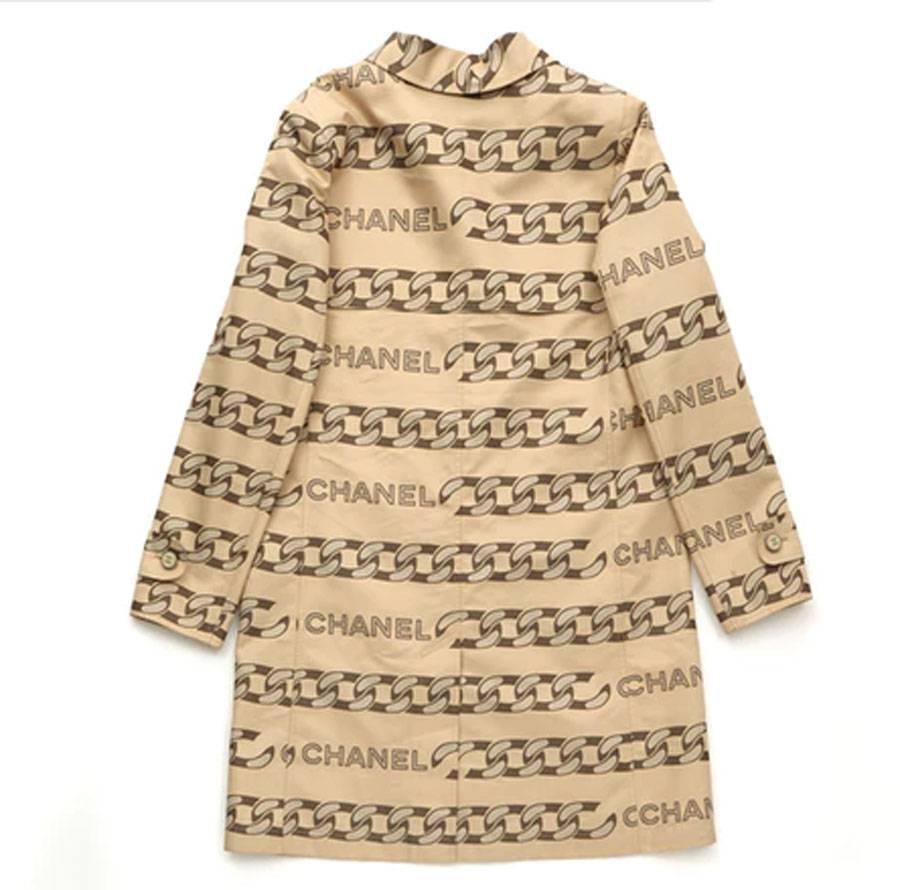 Pretty Chanel trench coat in beige and light brown silk and polyester.

Ideal for spring and rainy days.

Measures flat: shoulders 42 cm, width of the bottom 88 cm, length of the sleeves 61 cm, width of wrist circumference 26 cm.

Will be delivered
