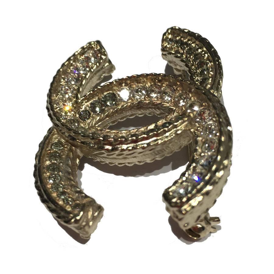 CHANEL CC Brooch in Gilded Metal set with Rhinestones In New Condition In Paris, FR