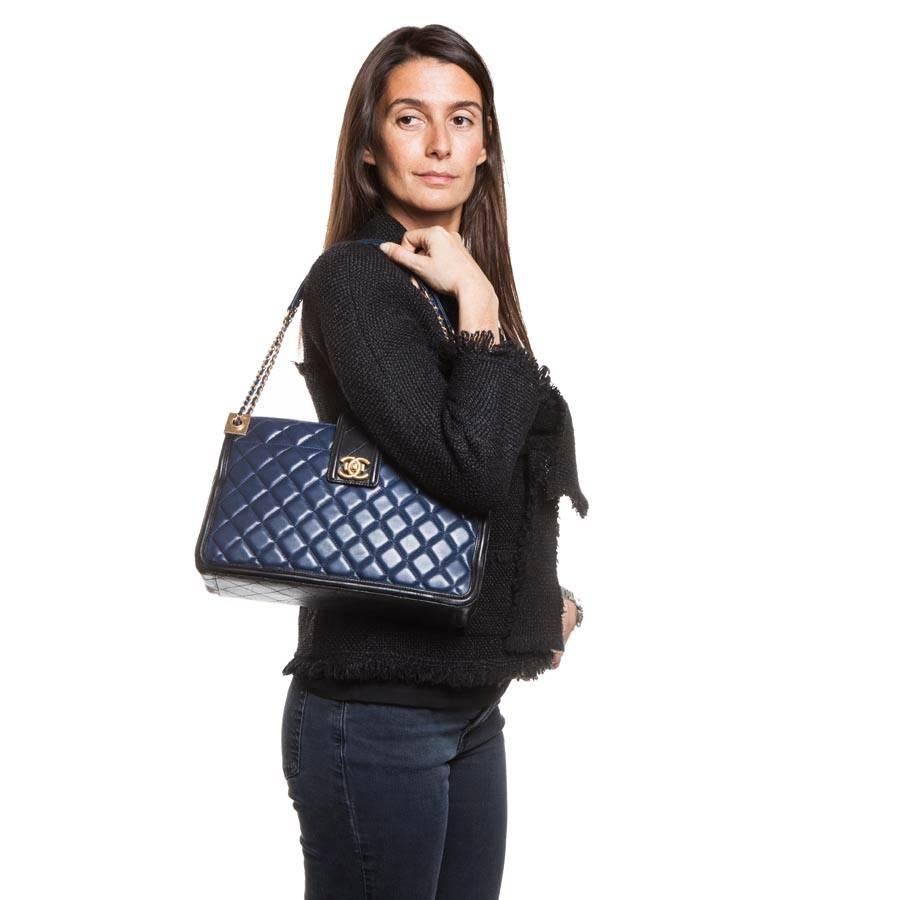 Superb Chanel bag in blue quilted leather and black finishes. Aged gilded brass hardware. 'Boy' clasp.

The interior is in black fabric with three pockets, one zipped. Two external slots. Hologram: 20429 ..... Handles in leather and chain of 97