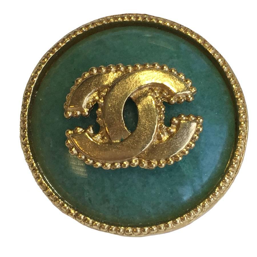 CHANEL Round Brooch in Gilded Metal and Semi Precious Jade color Stone