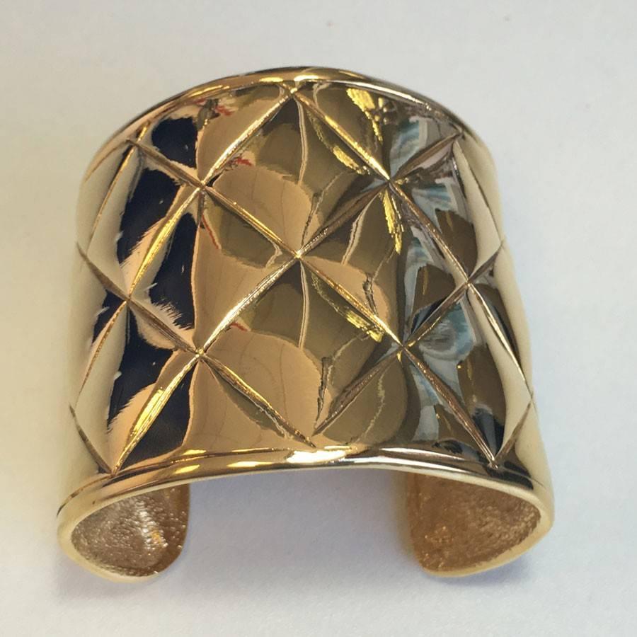 CHANEL Couture Cuff Bracelet in Quilted Effect Gilded Metal In Excellent Condition In Paris, FR