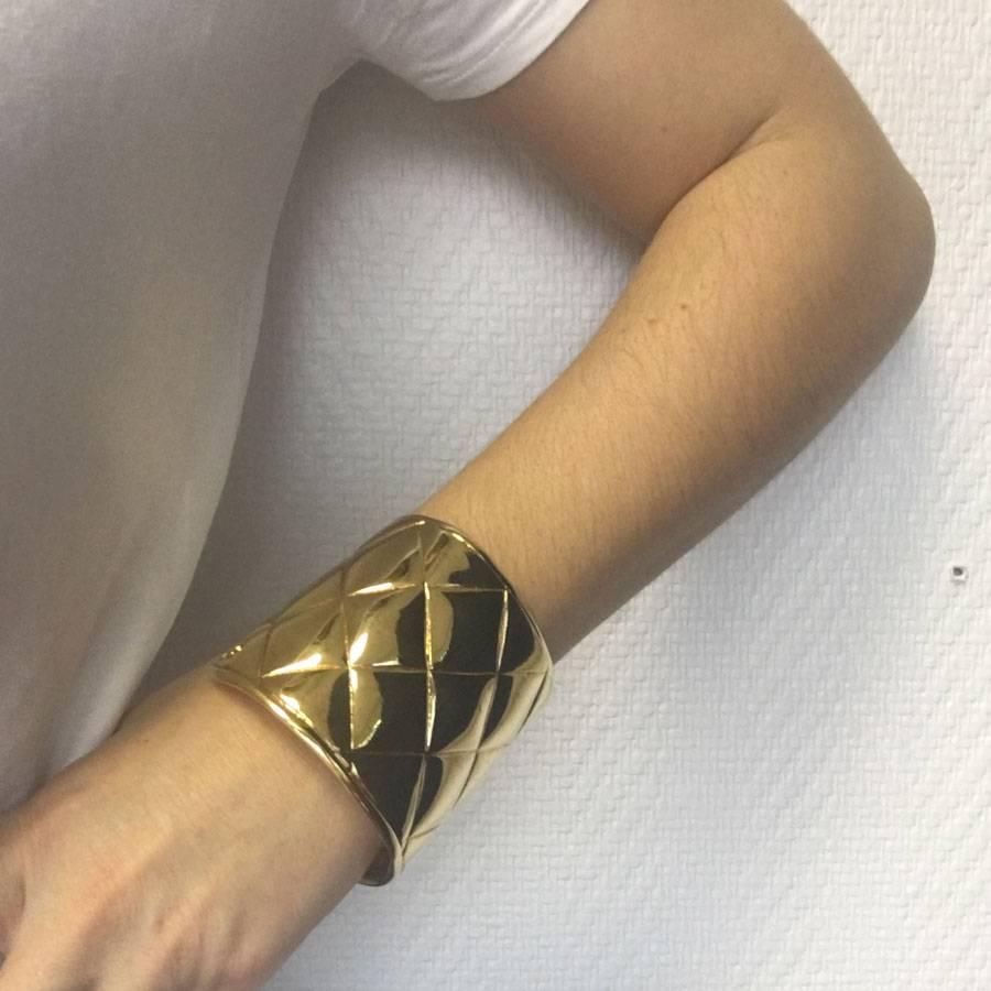 Couture ! CHANEL rigid cuff bracelet with a quilted effect in gilded metal. 

Dimensions: Wrist size: 21 cm - Internal width: 6.6 cm

Delivered in a Valois Vintage Paris dustbag