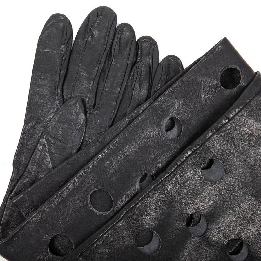 CHANEL - Gants longs perforés en cuir d'agneau noir en vente 1