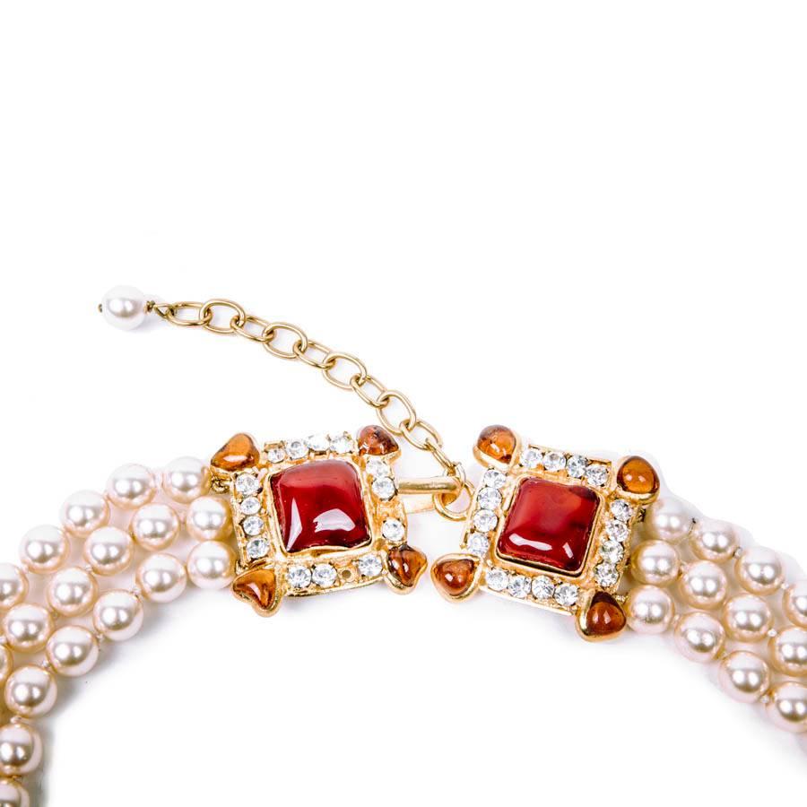 Couture, Marguerite de Valois triple-row necklace in pearl beads, with byzantine topaz in molten glass. The clasp is richly decorated with molten glass and Swarovski glitter.
Marguerite de Valois makes her jewelery in her Parisian workshops. The