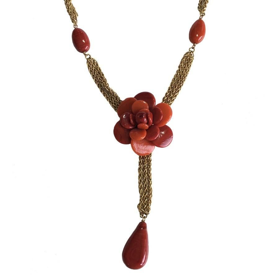 CHANEL Necklace in Gilded Metal and Camellia Pendant in Orange Molten Glass In Excellent Condition In Paris, FR