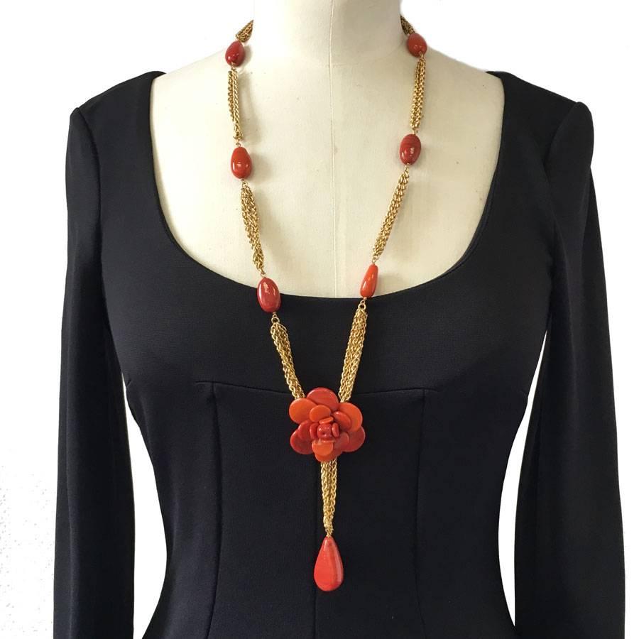 Couture!! CHANEL chain necklace in gilded metal and camellia in orange molten glass. The chain is adorned orange molten glass with an olive shape.

Hook clasp.

Delivered in its CHANEL box 