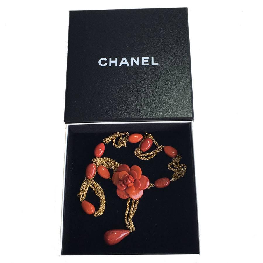 CHANEL Necklace in Gilded Metal and Camellia Pendant in Orange Molten Glass 3