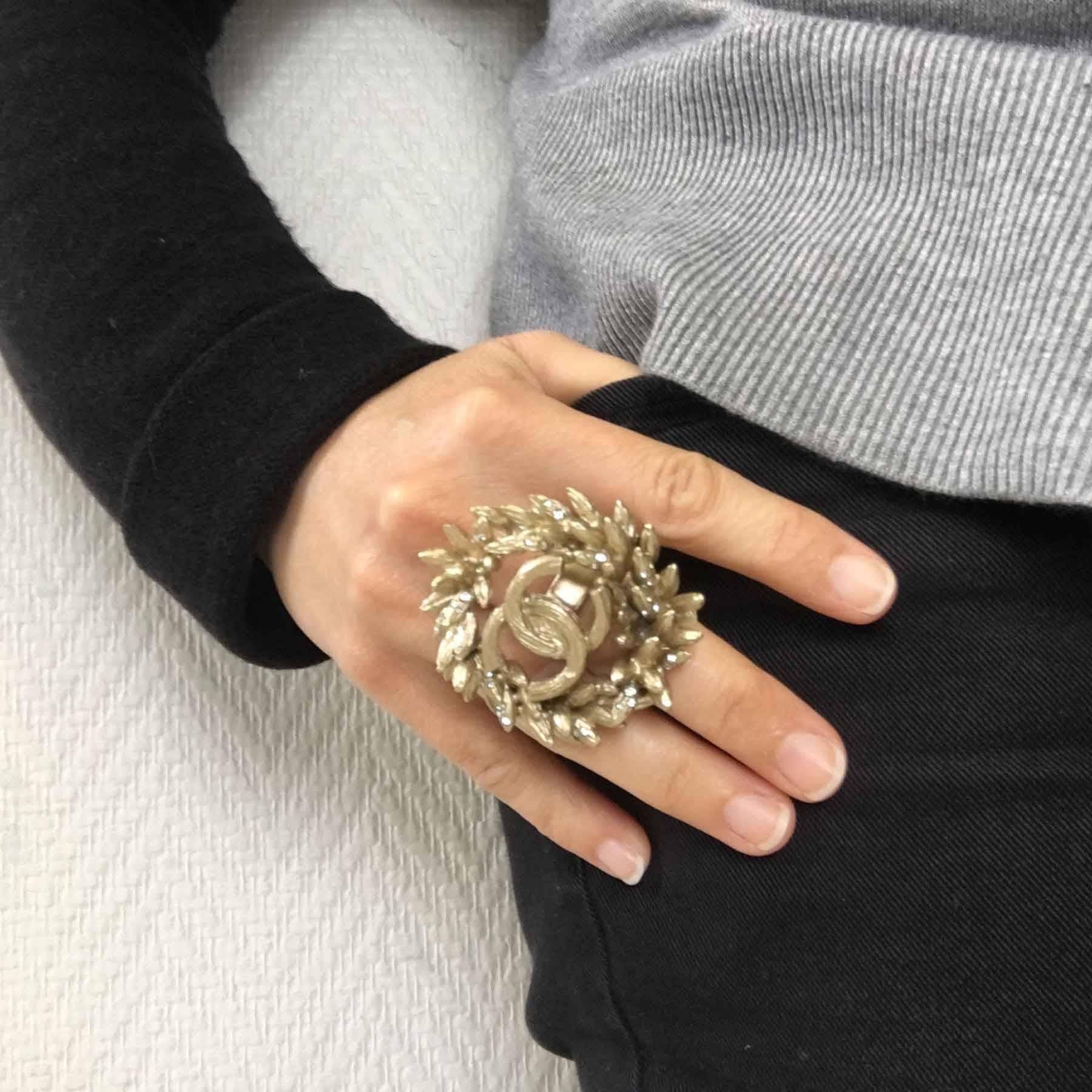 Very beautiful Chanel ring crown ear of wheat in gilded metal set with small brilliants all round. A beautiful CC is in the center of the ring, a smaller one on the ring. Summer Collection 2011

Dimensions: crown: 5 cm diameter, Size 53 FR - 6.5