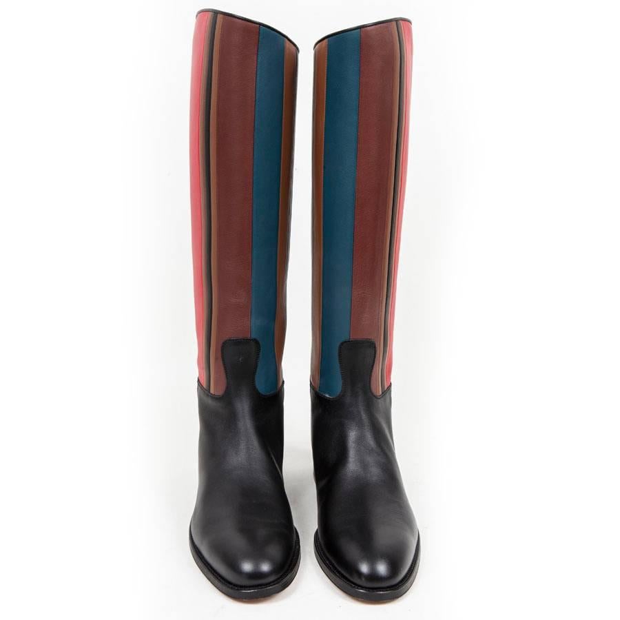 Collector! Hermes riding boots in multicolored black, red, brown and green leather 

Dimensions : Height boot: 41 cm, heel height: 2 cm, ankle cuff: 33.5 cm, calf circumference: 39 cm, upper boot tower: 39.5 cm

Will be delivered in their box and