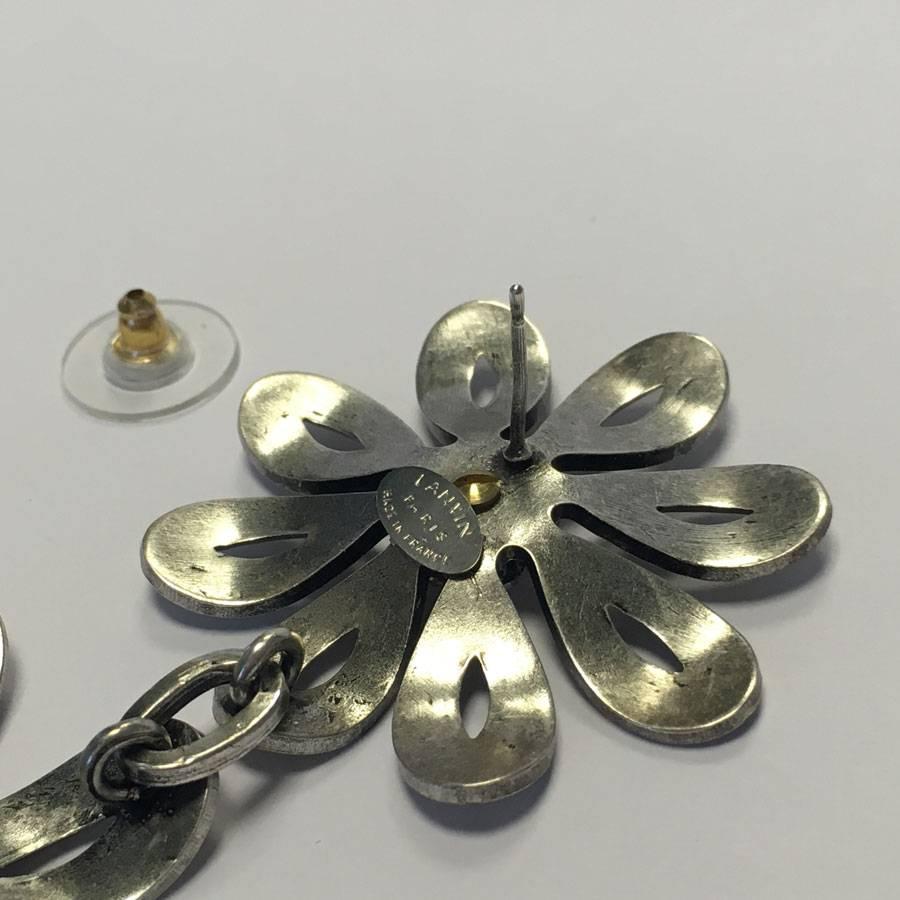 LANVIN Flower Pendant Stud Earrings in Silver Plated Metal In Excellent Condition For Sale In Paris, FR
