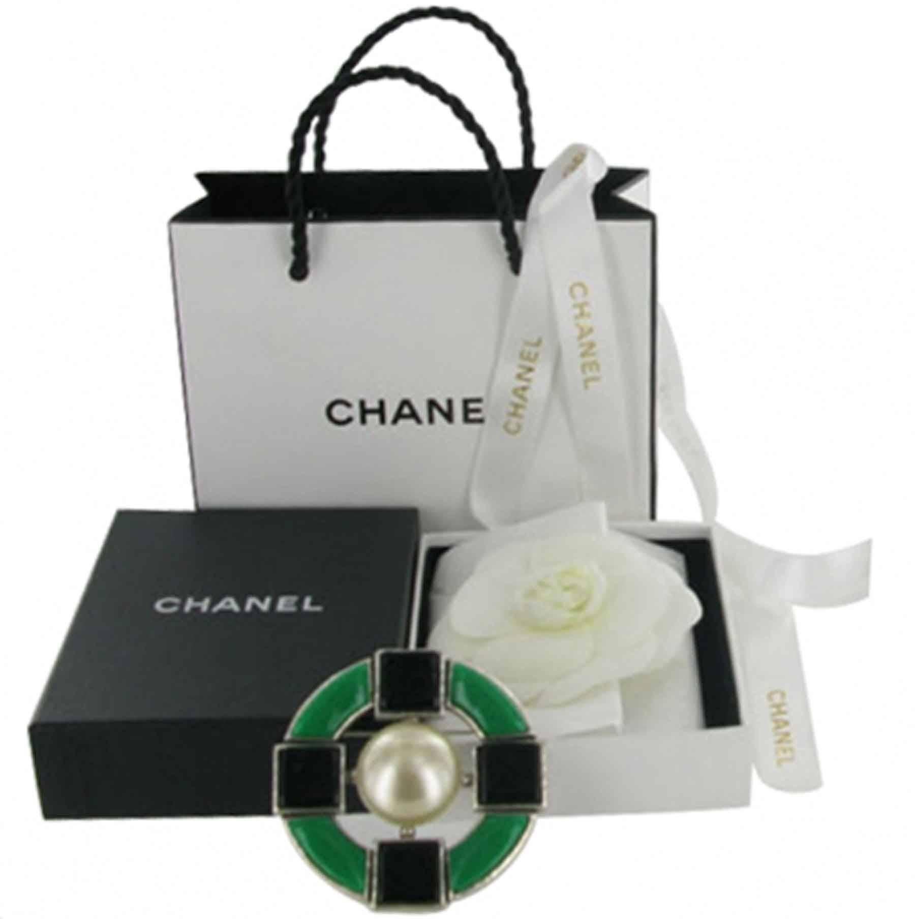 Chanel round brooch in green resin, pearl in the center and matt silver plated metal.
Collection  fall/winter 2009, never worn

diameter: 7 cm
In the center:  pearl 2. 5 cm

Will be delivered in its box with camellia, ribbon and bag.