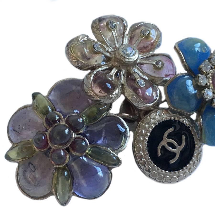 Couture! Sublime Chanel brooch in molten glass, gilded metal, rhinestones and black enamel.Flowers are in  pastel shades of pink, blue and green molten glass. 

A gilded metal CC is set in a medal.

Delivered in a CHANEL box.