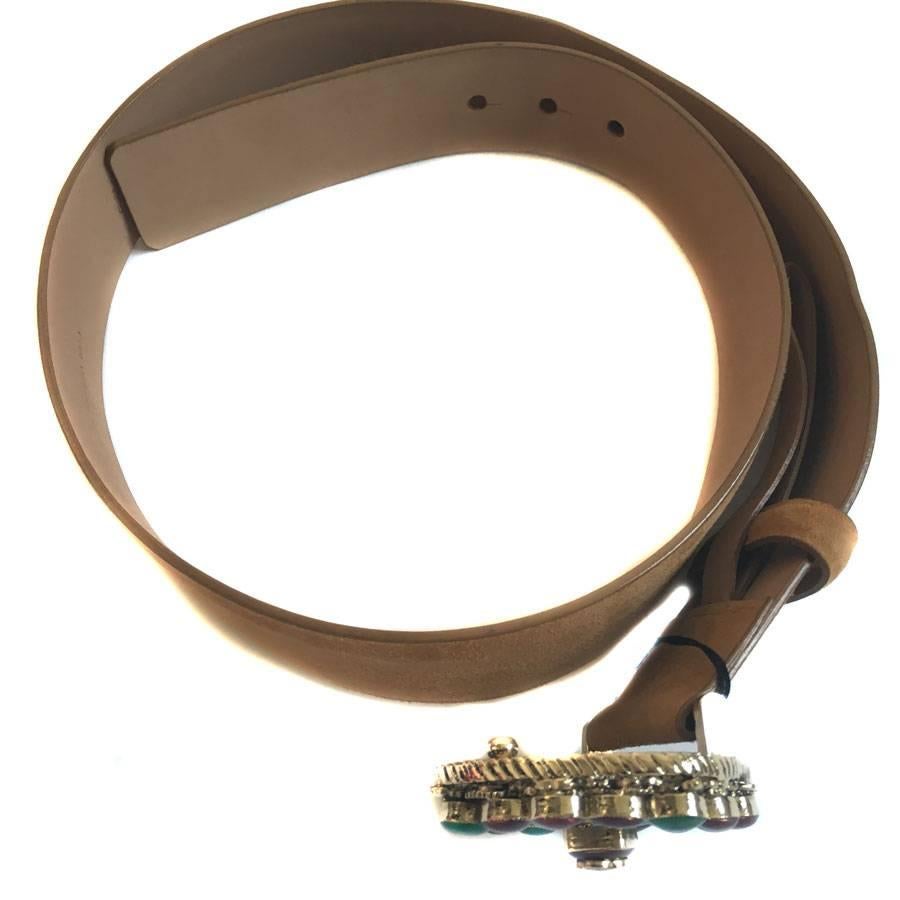 Chanel belt in beige suede and a byzantine jewel as buckle with emerald, ruby, turquoise  enamel and mother-of-pearl set on gilded metal. 
It comes from the 2011 Cruise Collection.

Dimensions:
At the first hole: 77.5 cm, at the last hole: 81.5 cm