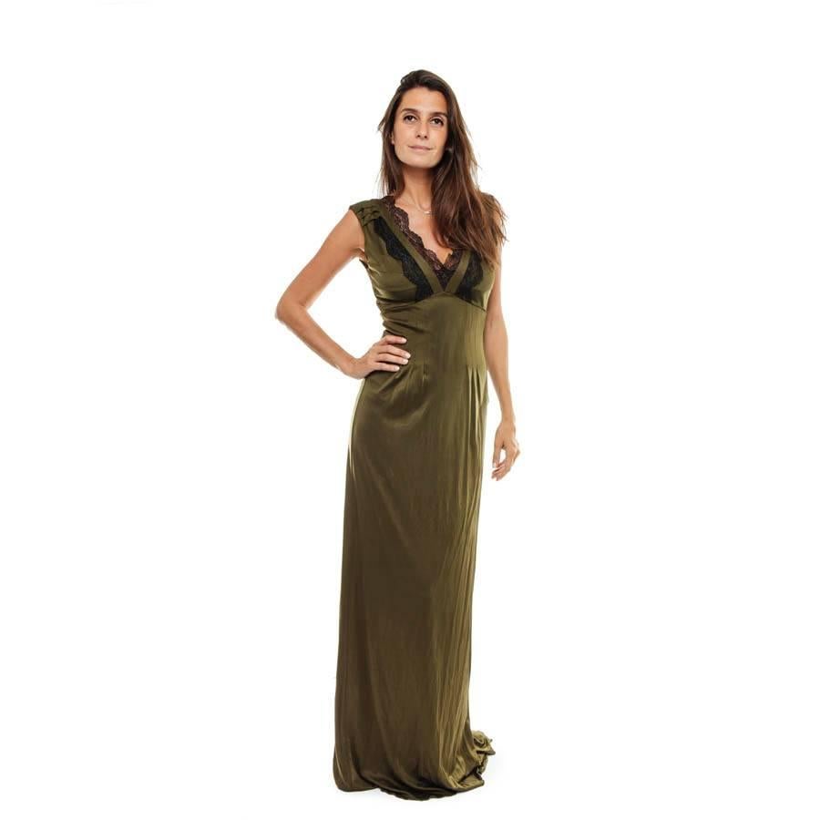 Collector! Christian Lacroix evening gown in khaki green satin viscose. It is decorated with finely shiny black lace at the front and back. Its flared cut. Its pliers at the front and the back of the dress sublimate the fluidity of the fabric.

The