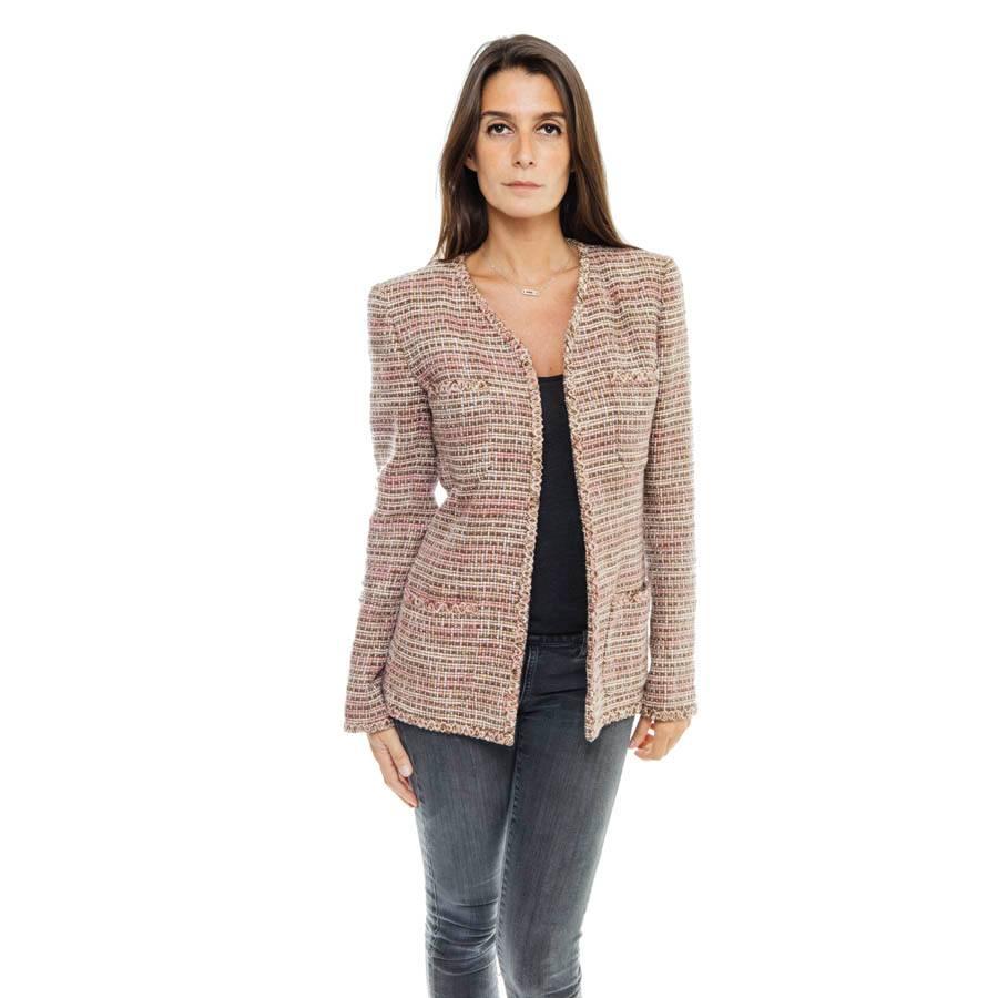 Great classic Chanel. Chanel jacket, with four pockets in beige, pink and brown tweed linen and cotton. Each wrist has 3 buttonholes with 3 brown buttons 'CHANEL PARIS'.

Collection Spring 2003. 

It is lined in smonogram beige ilk. It does not
