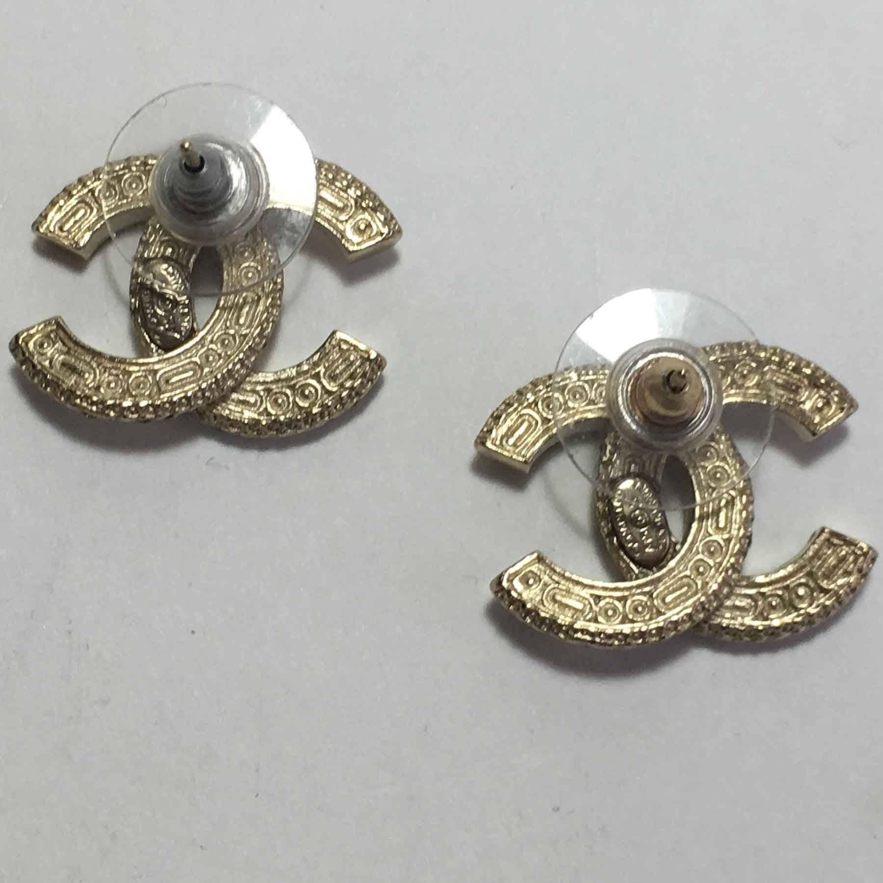 CHANEL CC Stud Earrings in Gilded Metal and Bicolor Rhinestones In New Condition In Paris, FR