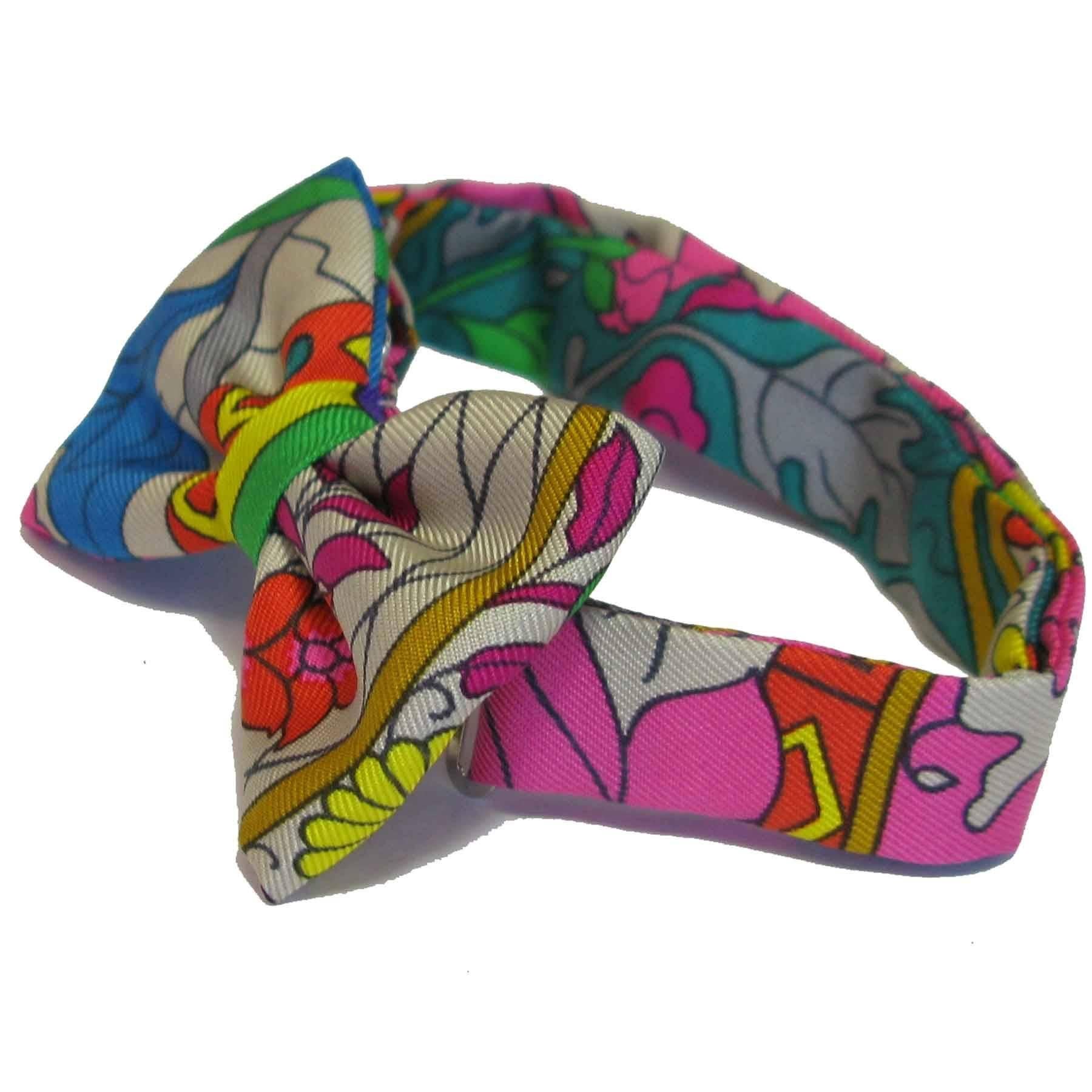 Hermes multicolored silk bow tie. A part of different squares is found in this beautiful bow tie. This makes this accessory unique.

Material: silk twill.

Knot dimensions: 7x4,5 cm. Closes with a small hook.

Total length from the hook to the