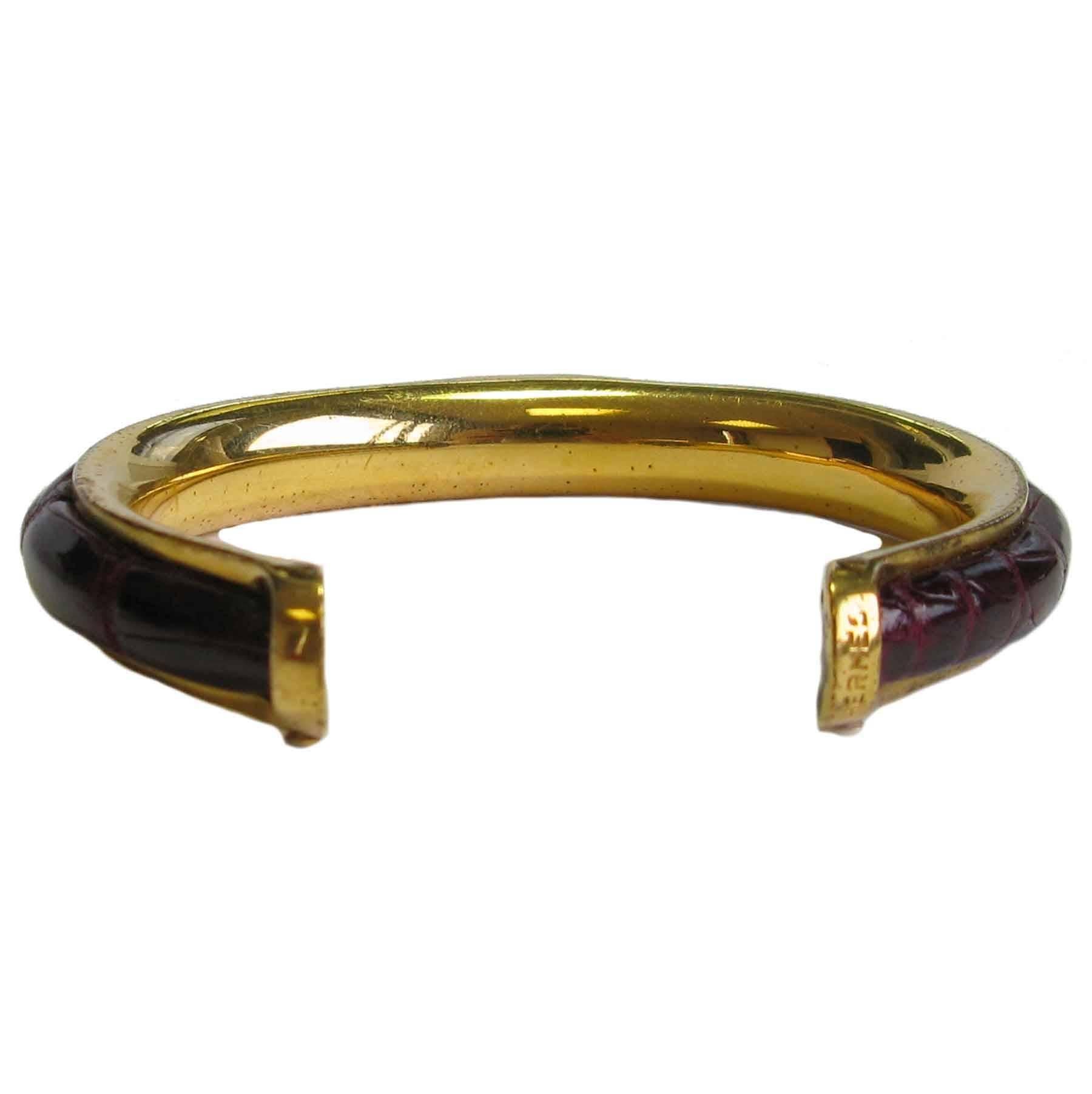 Vintage HERMES Bracelet in Gold Plated Metal and red H Crocodile Leather In Good Condition In Paris, FR