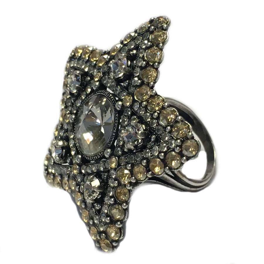 Very beautiful LANVIN star ring in silver metal and white and gold rhinestones. Never worn. Size 55FR - 7US

Dimensions: star: 4,3 cm - diameter: 1,8 cm

Delivered in a Valois Vintage Paris  dustbag 