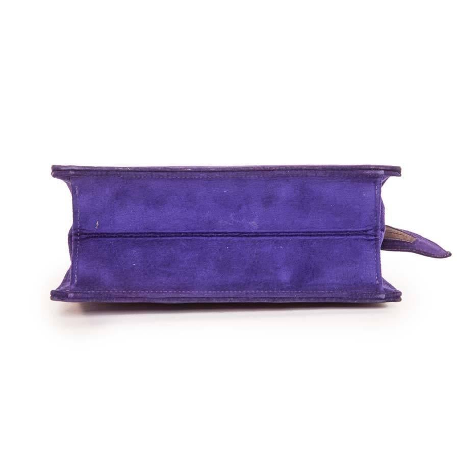 Vintage! Yves Saint Laurent clutch bag in purple velvet calf. Hardware in hammered gold metal. Zip closure. 
The inside is in satin with 2 patch pockets including 1 zipped. 

will be delivered in a YSL dustbag