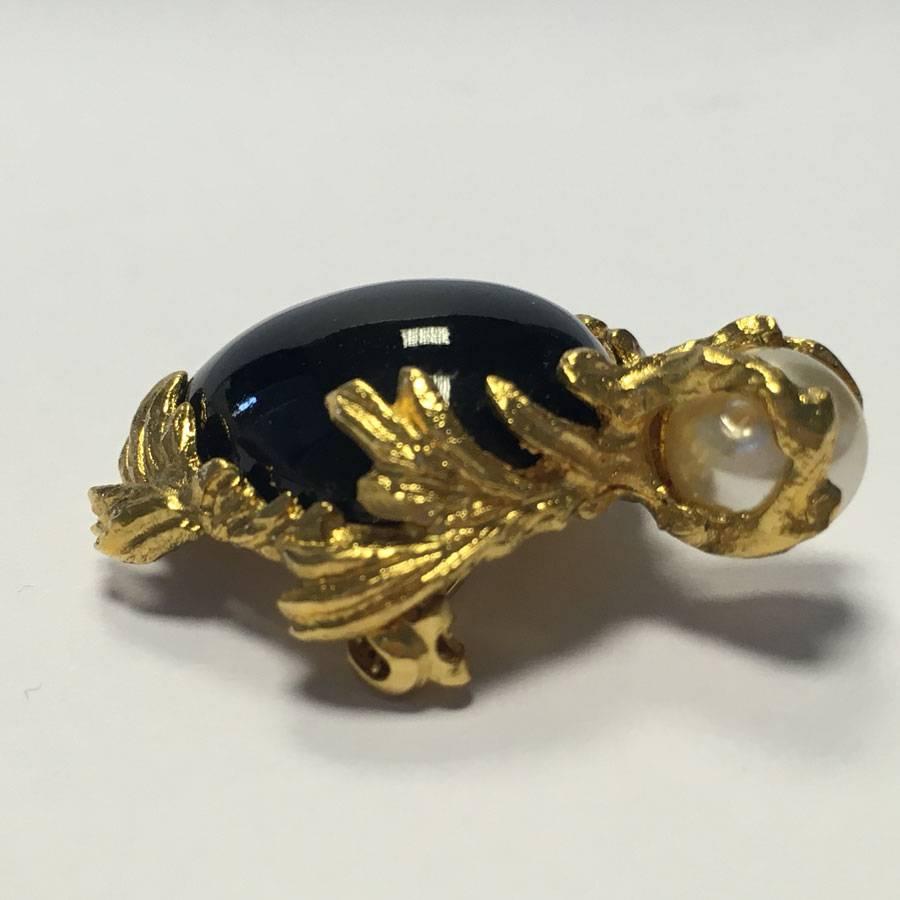 YVES SAINT LAURENT turtle brooch in gilded metal, pearl and black plexi back. 

Delivered in a YSL box