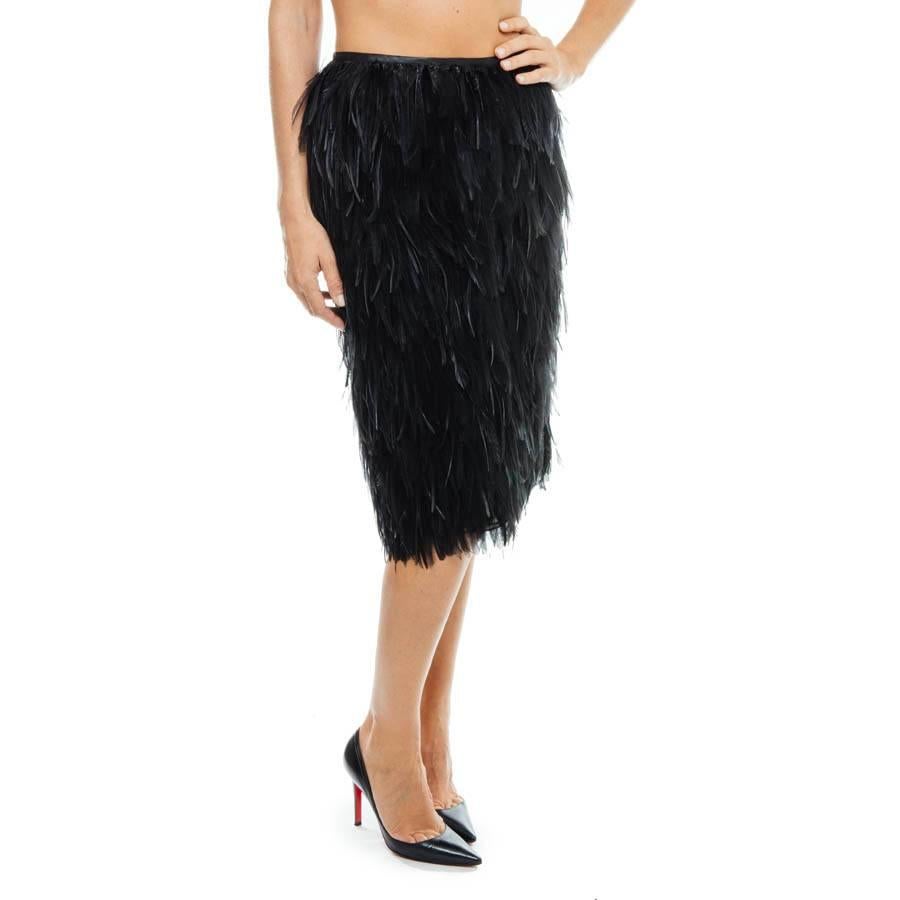 Yves Saint Laurent skirt in black swan feathers.

Dimension flat: width of the height 33 cm, total height 62cm

Will be delivered in a cover.