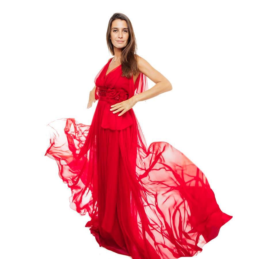 Elie Saab evening gown in red chiffon. It is embroidered under the chest with iridescent red sequins, embellished with a muslin and sequins flowers. Zip closure in the back. 
It is lined with red dry silk.

Dimensions flat: under the armpits 36 cm,