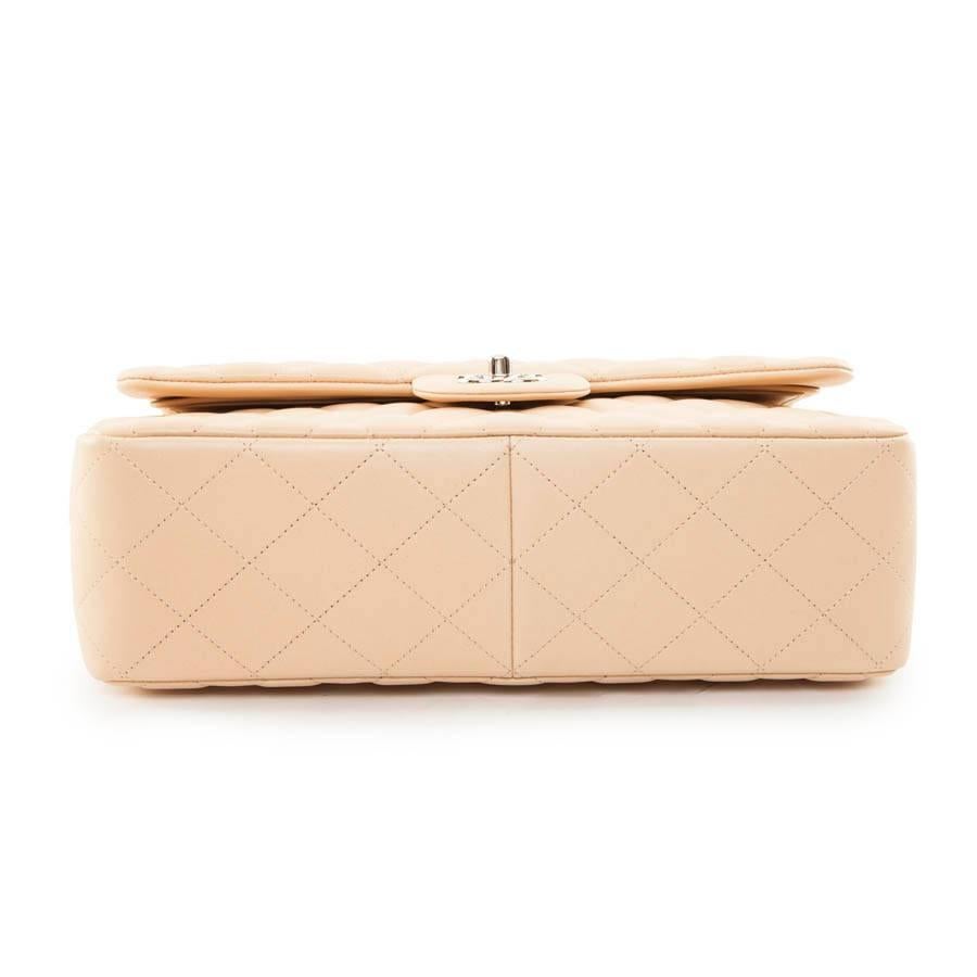 CHANEL Jumbo Double Flap Bag in Beige Quilted Lambskin Leather In New Condition In Paris, FR