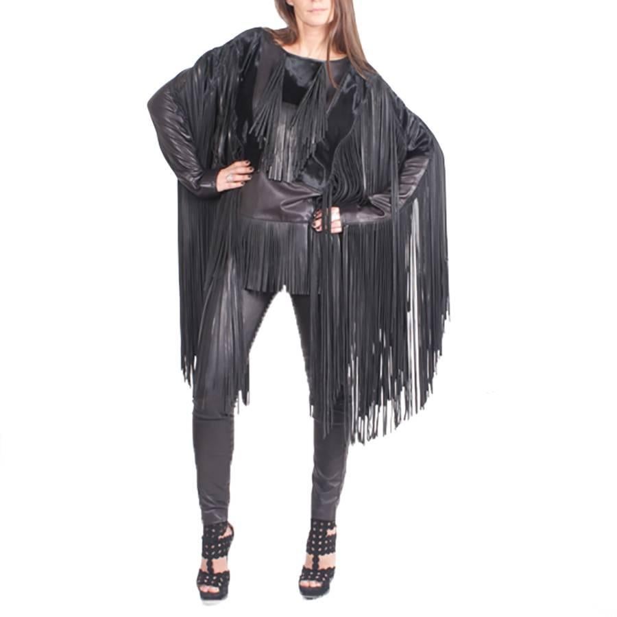 Exceptional TOM FORD Top in black dipped lamb with black foal applications as well as long fringes throughout the sleeves, bust, back and down. 

Dimensions flat : shoulder width 47 cm, length of sleeves 61 cm, width of bottom 60 cm.