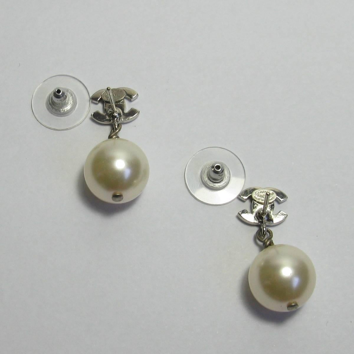 CHANEL CC Pendant Stud Earrings in Silver Plated Metal, rhinestones and Pearl In New Condition In Paris, FR