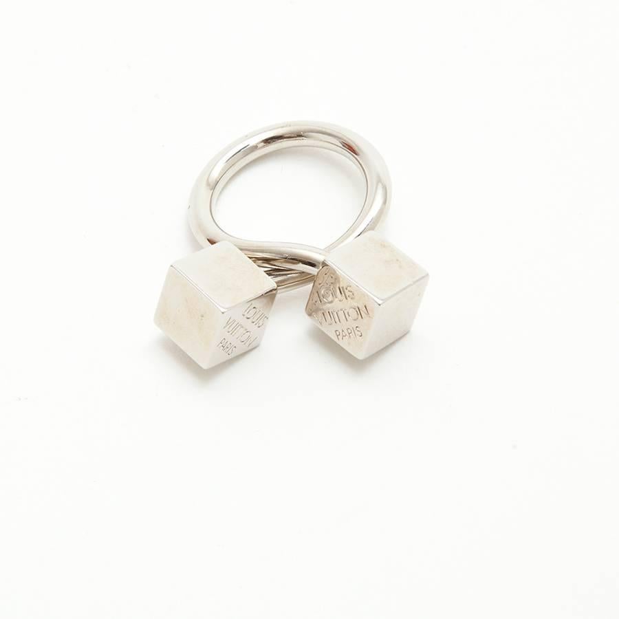 Louis Vuitton ring with 2 dice in silver plated metal. Size 53 EU - 6.5 US

Will be delivered in a Valois Vintage Paris dustbag