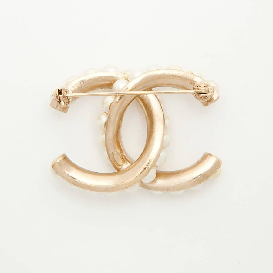 CHANEL CC Brooch in Pale Gilded Metal Fully Beaded with Pearls In Excellent Condition In Paris, FR
