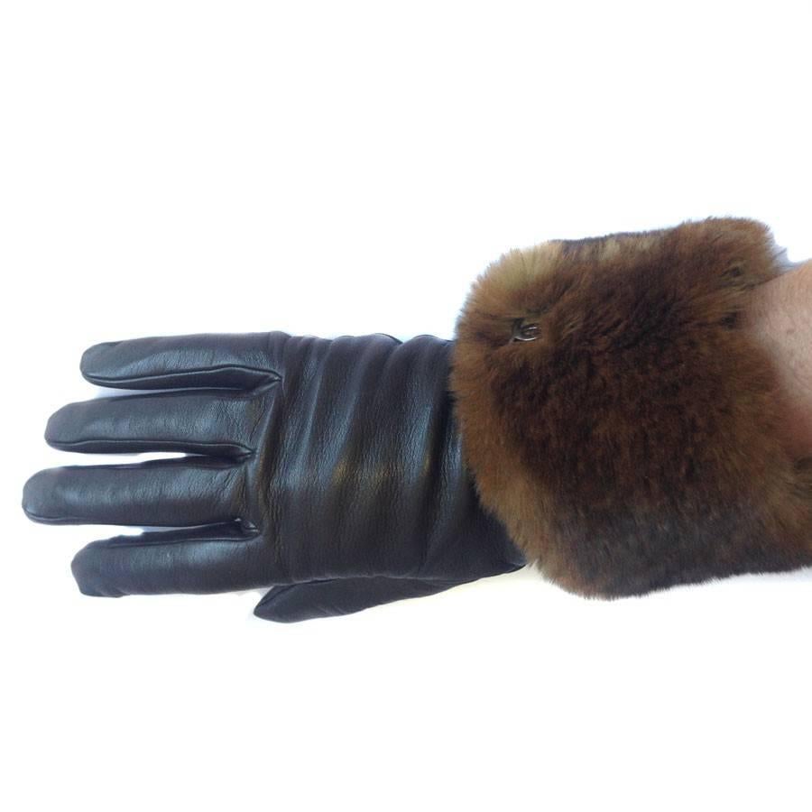 Superb pair of Chanel gloves in brown smooth lamb leather, cashmere lining and fur trim (orylag). Logo CC in silver plated metal encrusted in the fur.

Will be delivered in a Valois Vintage Paris Dustbag