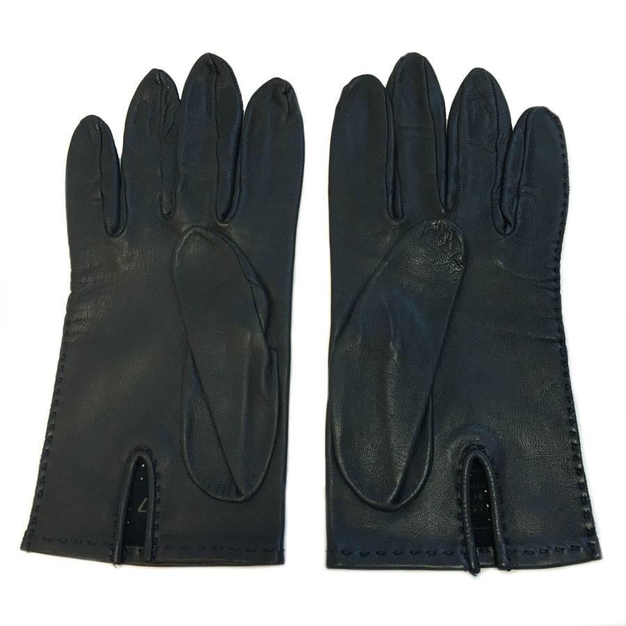 Hervorragendes Paar HERMES-Handschuhe aus perforiertem dunkelblauem Leder.

Größe 7. Stempel S aus Privatverkauf. 

Wird in einem Valois Vintage Paris Dustbag geliefert