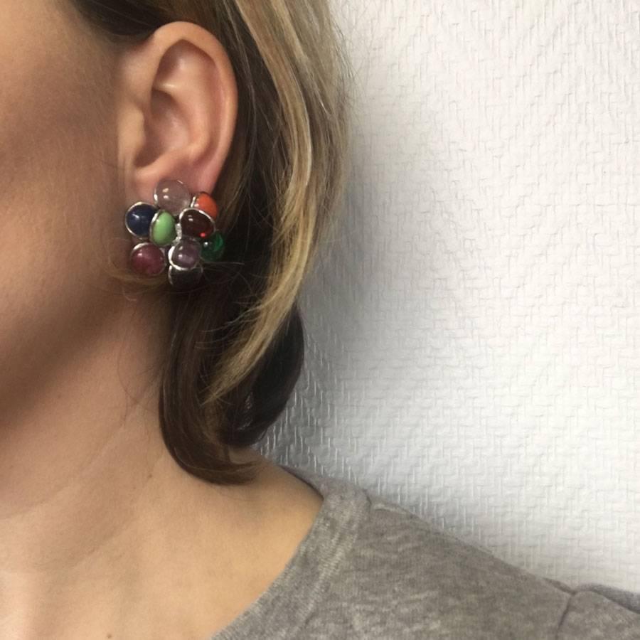 MARGUERITE DE VALOIS flower clip-on earrings in silver metal and petals in multicolor: green, purple, pink, blue molten glass paste.  

Realized by hand in the workshops MARGUERITE DE VALOIS

Will be delivered in their box